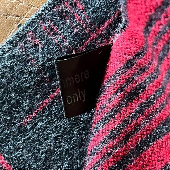 Cashmere Plaid Scarf - Picture 4 of 4